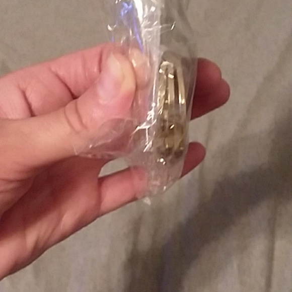 Earings - Picture 2 of 3